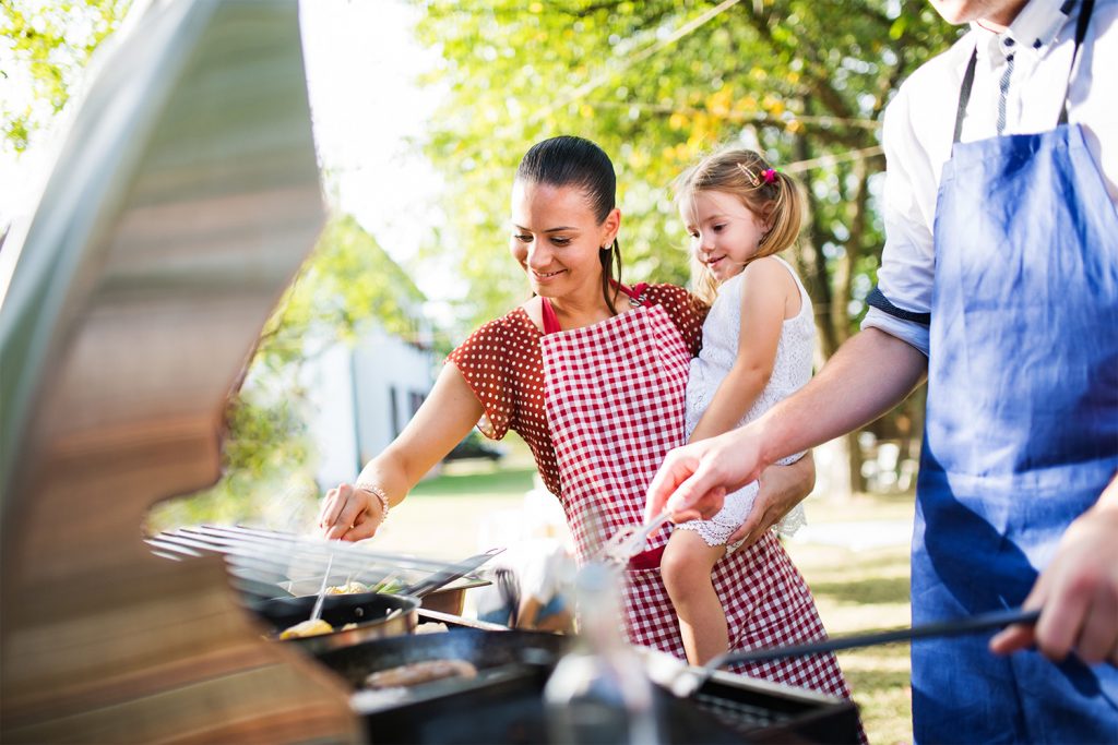 familie barbecue grillen snacks wurzener